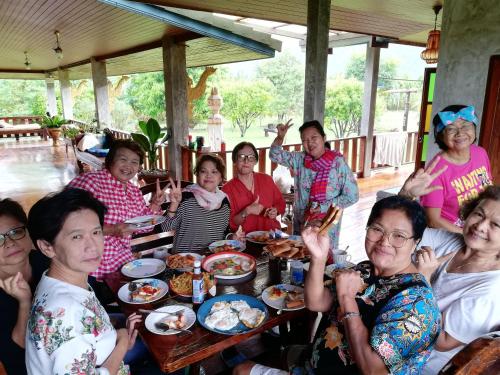 Rodina v ubytování Baan Chai Khao Home Stay