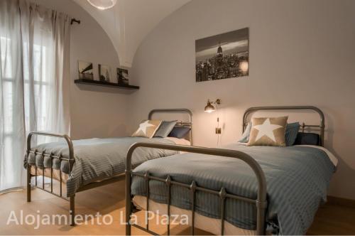 Ένα ή περισσότερα κρεβάτια σε δωμάτιο στο La Plaza