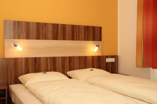 Tempat tidur dalam kamar di Villa Croatia & Restaurant Adria