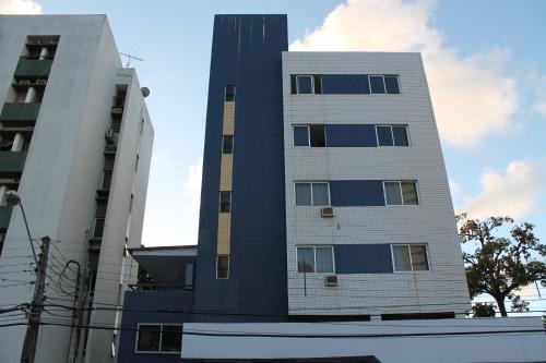 un edificio alto con azul y blanco en Pousada Recife Inn, en Recife