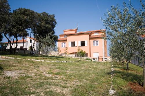 an image of a villa with a house at Apartments Valentino in Vrsar