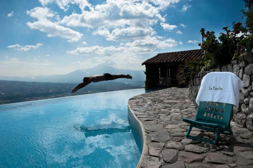 un hombre está saltando a una piscina en La Estelita en Ibarra