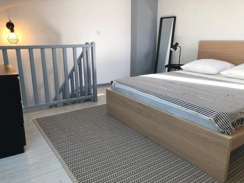 une chambre avec un lit et un tapis dans l'établissement Charming Duplex with Terrace Historical City Center, à Arles