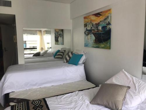 En eller flere senge i et værelse på Tango Pop Junto al Obelisco en 820 Avenida Corrientes