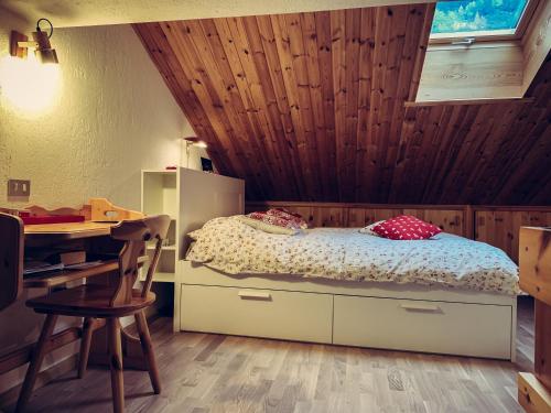 sypialnia z łóżkiem, biurkiem i stołem w obiekcie Snowy Wood Cabin w mieście Verrand