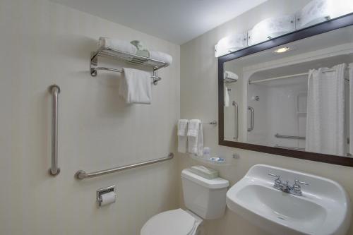 Et badeværelse på Best Western Plus, The Inn at Hampton
