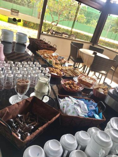 Nannai Térreo Porto de Galinhas 06 في بورتو دي غالينهاس: طاولة عليها صحون وأوعية طعام