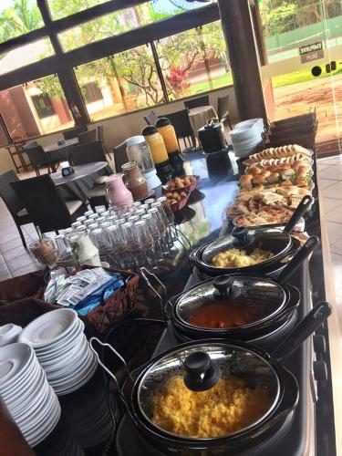 Nannai Térreo Porto de Galinhas 06 في بورتو دي غالينهاس: بوفيه متنوع الأصناف على طاولة