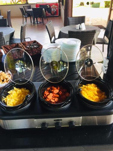Nannai Térreo Porto de Galinhas 06 في بورتو دي غالينهاس: طاولة مع أربعة أطباق من أنواع مختلفة من الطعام