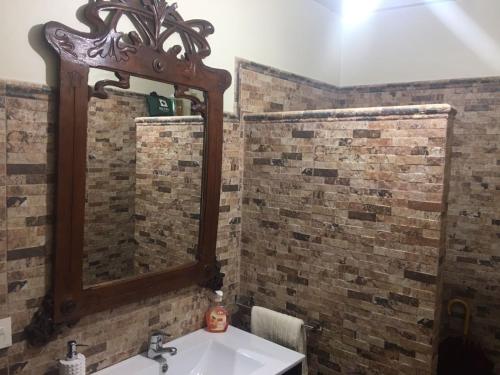a bathroom with a sink and a mirror at PINAR DE LAS CABAÑUELAS in Villanueva de Duero