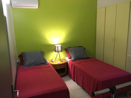 Giường trong phòng chung tại Appartement T4 Schoelcher