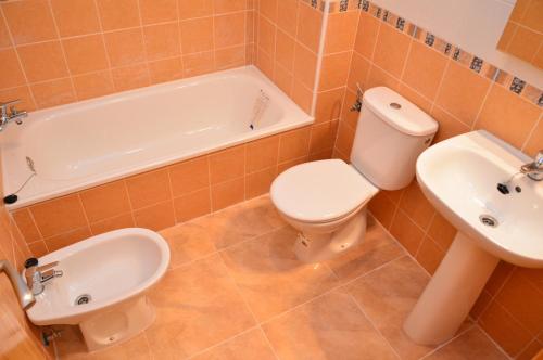 トレビエハにあるDream Apartment Torreviejaのバスルーム(トイレ、洗面台、バスタブ付)