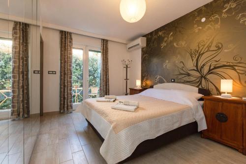 1 dormitorio con 1 cama grande y 2 toallas. en Apartments & rooms DDD2, en Baška