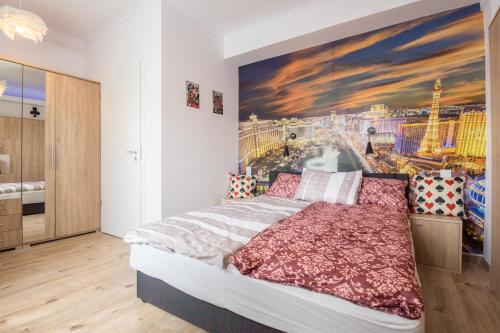 ブダペストにあるNemetvolgyi Apartmentの大きな絵画が壁に描かれたベッドルーム