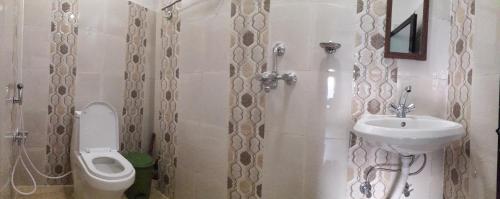 a bathroom with a sink and a toilet at Begnas Coffee House & Hotel in Deorāli