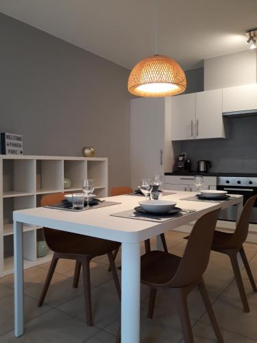 Cuisine ou kitchenette dans l'établissement Panda Parc Appartment proche Pairi Daiza-Shape-Nato