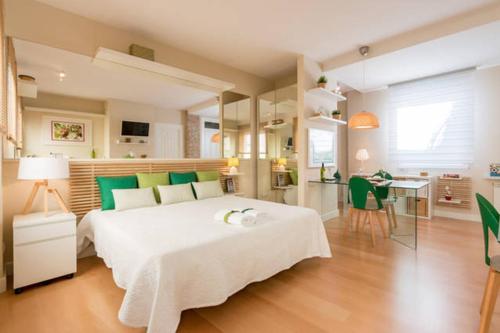 A bed or beds in a room at ApartaSuite Deluxe Centro Histórico Ático tranquilo con terrazas a pie de calle
