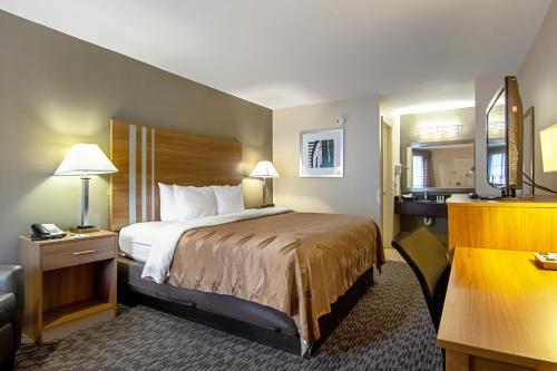 Ένα ή περισσότερα κρεβάτια σε δωμάτιο στο Quality Inn Lagrange East I-85