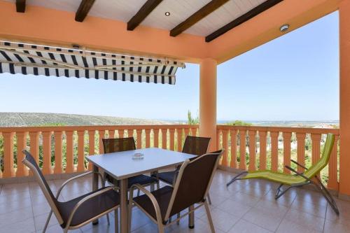 een veranda met een tafel en stoelen op een balkon bij Villa Steffany Apartments in Kolan
