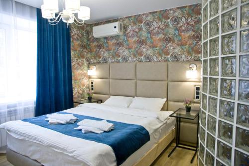ベレズニキにあるMini-Otel' Barbarisのベッドルーム1室(大型ベッド1台、タオル2枚付)