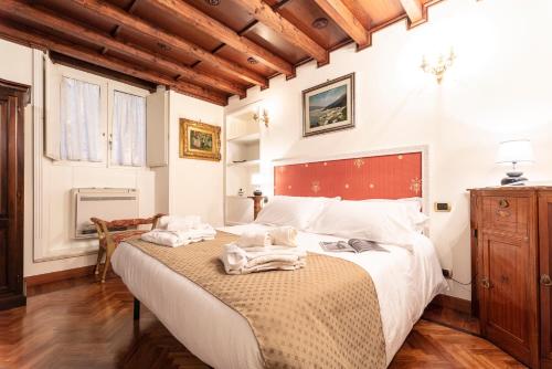 เตียงในห้องที่ Residenza Contessa Costanza