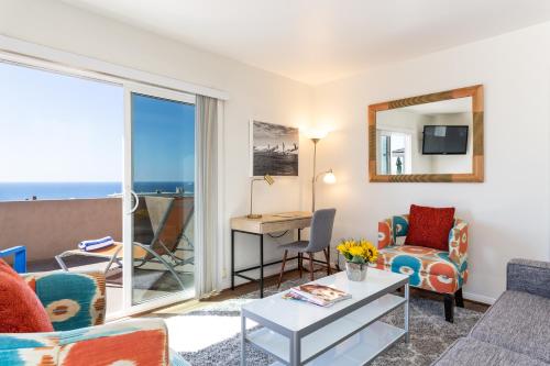 a living room with a view of the ocean at The Sea View Inn At The Beach in Manhattan Beach