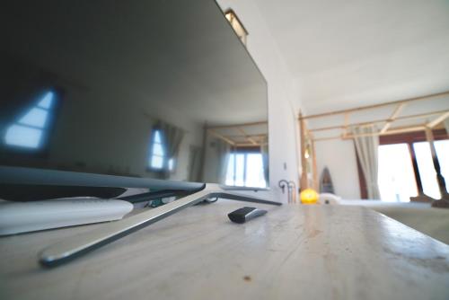 a remote control sitting on top of a wooden table at Tindaya Nature Home Ocean View in Tindaya