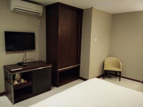 Televisyen dan/atau pusat hiburan di Kinabalu Daya Hotel