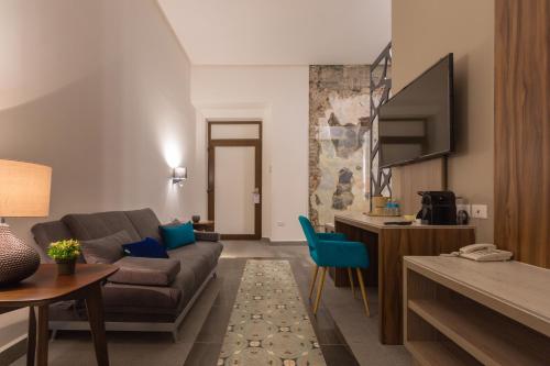 a living room with a couch and a tv at Casa de la Audiencia in Atlixco