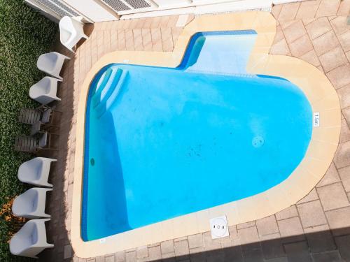 an overhead view of a swimming pool at a resort at Smugglers Inn Studio Apartments in Victor Harbor