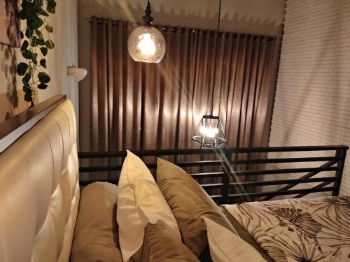 梭羅的住宿－Shofiya Guesthouse Solo，一间卧室配有带枕头和台灯的床