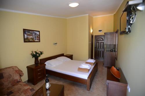 Un pat sau paturi într-o cameră la ROOMS & APARTMENTS DOBROTSKI DVORI