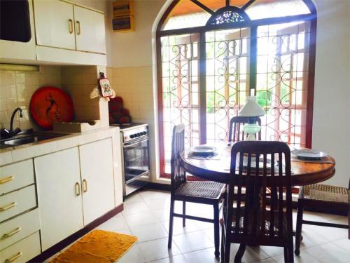 Η κουζίνα ή μικρή κουζίνα στο Chaya Villa Guest House
