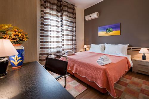 una habitación de hotel con una cama y una mesa en Sky Sleeping, en Palermo