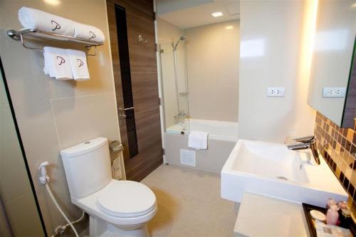 La salle de bains est pourvue de toilettes blanches et d'un lavabo. dans l'établissement iCheck inn Residences Sukhumvit 20, à Bangkok