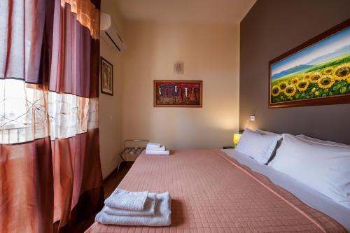 1 dormitorio con 1 cama y una pintura de girasoles en Sky Sleeping, en Palermo