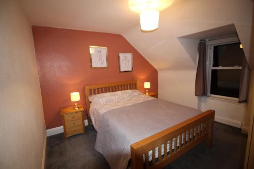 63 Argyle Street في إينفيرنيس: غرفة نوم صغيرة بها سرير ونافذة