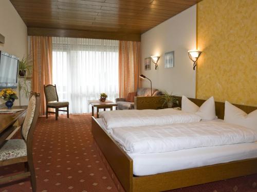 En eller flere senge i et værelse på Hotel Bräukeller