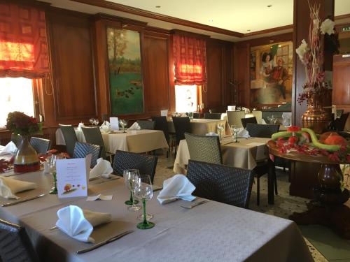 Restavracija oz. druge možnosti za prehrano v nastanitvi Hôtel-Restaurant A La Couronne