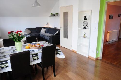 un salon avec une table et un canapé dans l'établissement Chez Laurent et Sandrine, à Chantraine