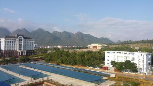 a large swimming pool with mountains in the background at Minh Sơn HOTEL in Ta Lan Than