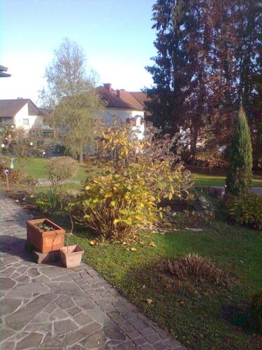 un jardín con una caja en el césped en Gasthof Weingut Brand Walter, en Hörbing