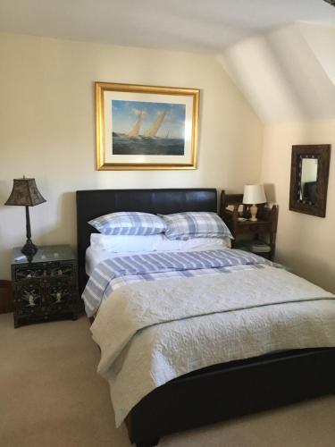 sypialnia z łóżkiem i obrazem na ścianie w obiekcie Cowes - The Barn w mieście Cowes