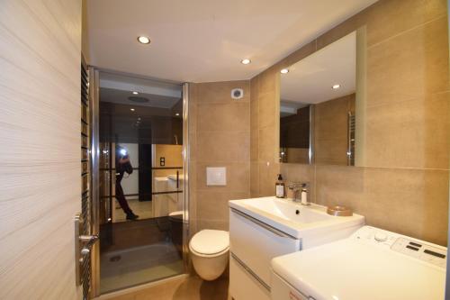 Un baño con lavabo, inodoro y ducha. en Perla Duplex - No Better Location In Nice, en Niza