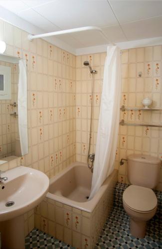 a bathroom with a tub and a toilet and a sink at El 3 del Holandés in Balaguer
