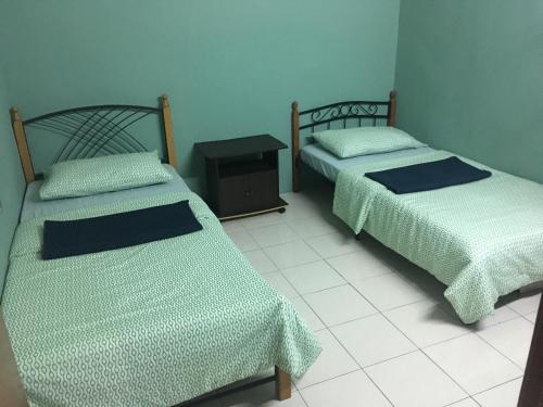 Een bed of bedden in een kamer bij TheAtbas Homestay 18 in Seri Iskandar Perak 3 Bedroom