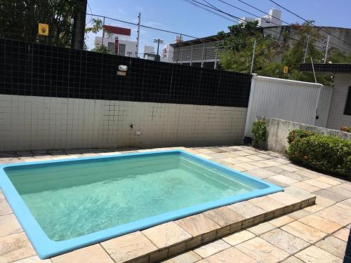 una gran piscina en un patio con una valla en Residencial Mar de Gênova - Bessa, en João Pessoa