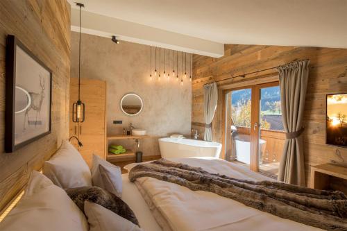 1 dormitorio con 1 cama grande y baño en Haus Sonnblick Penthouse, en Reith im Alpbachtal