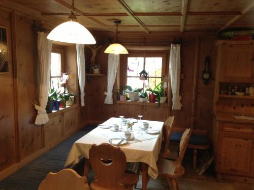 comedor con mesa y algunas ventanas en Haus Gletscherblick, en Längenfeld
