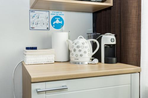 Utensilios para hacer té y café en Angleterre Apartments